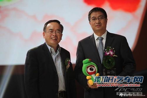 　寰球汽车传媒总出版人吴迎秋为“年度自主品牌车奖”